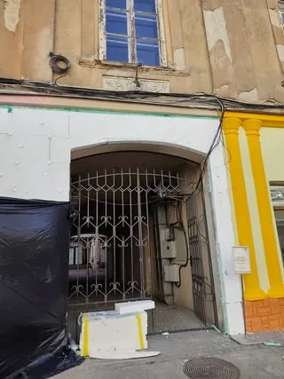 Скандальна «реставрація» в центрі Ужгорода: чому утеплення пінопластом фасаду колишнього Угорського казино обурило містян