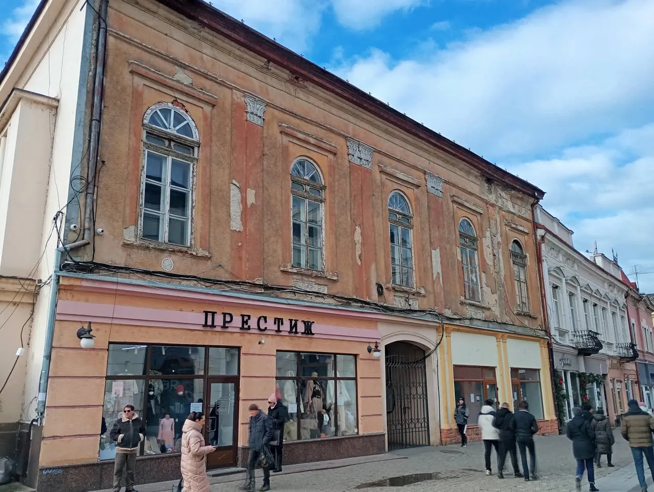 Скандальна «реставрація» в центрі Ужгорода: чому утеплення пінопластом фасаду колишнього Угорського казино обурило містян