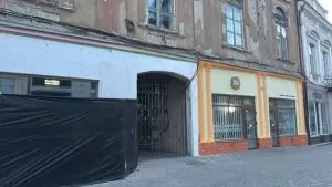 Скандальна «реставрація» в центрі Ужгорода: чому утеплення пінопластом фасаду колишнього Угорського казино обурило містян