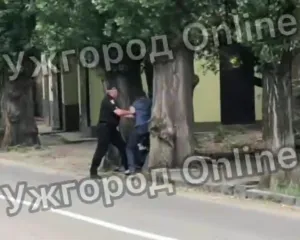 Силове затримання в центрі Ужгорода: деталі інциденту на перехресті вулиць Мукачівської та Руської