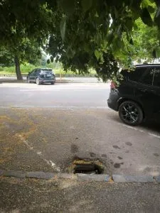 Платний паркінг та «безкоштовна» небезпека: в Ужгороді ігнорують аварійний люк
