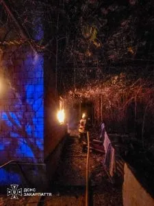 Ужгород: двоє людей постраждали під час пожежі в приватному секторі