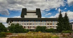 За стрілянину з пневматики по театру в Ужгороді чоловіка засудили до іспитового строку