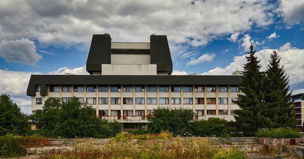 За стрілянину з пневматики по театру в Ужгороді чоловіка засудили до іспитового строку
