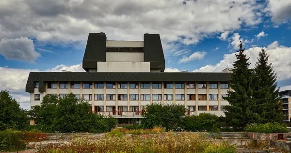 За стрілянину з пневматики по театру в Ужгороді чоловіка засудили до іспитового строку За стрілянину з пневматики по театру в Ужгороді чоловіка засудили до іспитового строку