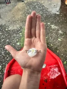 Місто накрив сильний град: застереження для водіїв