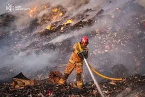 Сміттєзвалище у Барвінку охопило вогнем: рятувальники працюють на місці події