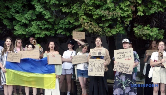 В Ужгороді на Поштовій площі мітингують проти відставки міністра оборони вже третій вечір поспіль