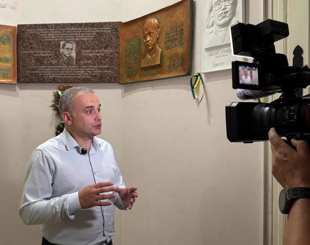 У Закарпатті відбулася церемонія відкриття меморіальної дошки видатному письменнику-фантасті У Закарпатті відбулася церемонія відкриття меморіальної дошки видатному письменнику-фантасті