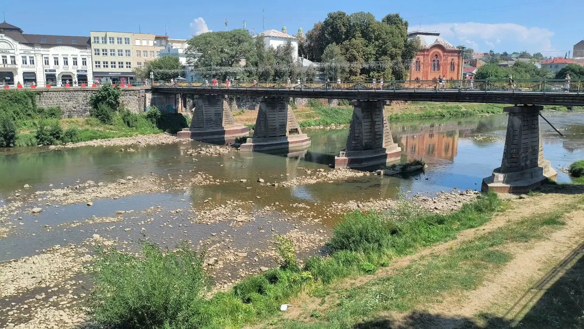 Кліматичні зміни чи діяльність людини: чому обміліла річка Уж та які перспективи Закарпатського водоймища