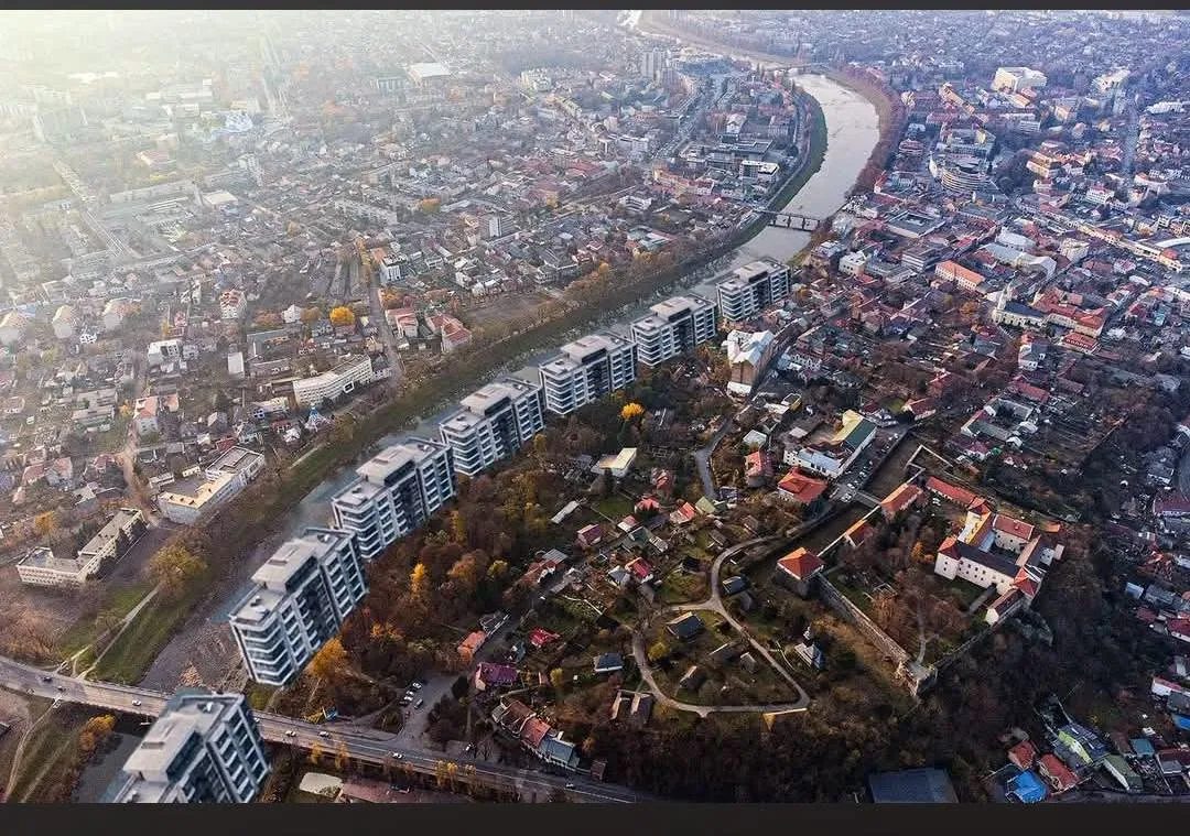 Подвійні стандарти ужгородської мерії: як «антикорупціонери» з торговельного комплексу «Корона» вийшли на самих себе через порушення правил вивісок