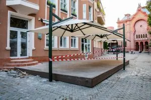 Скандальна тераса на площі Театральній в Ужгороді: самовільне захоплення пішохідної зони, пошкодження бруківки та реакція міської ради