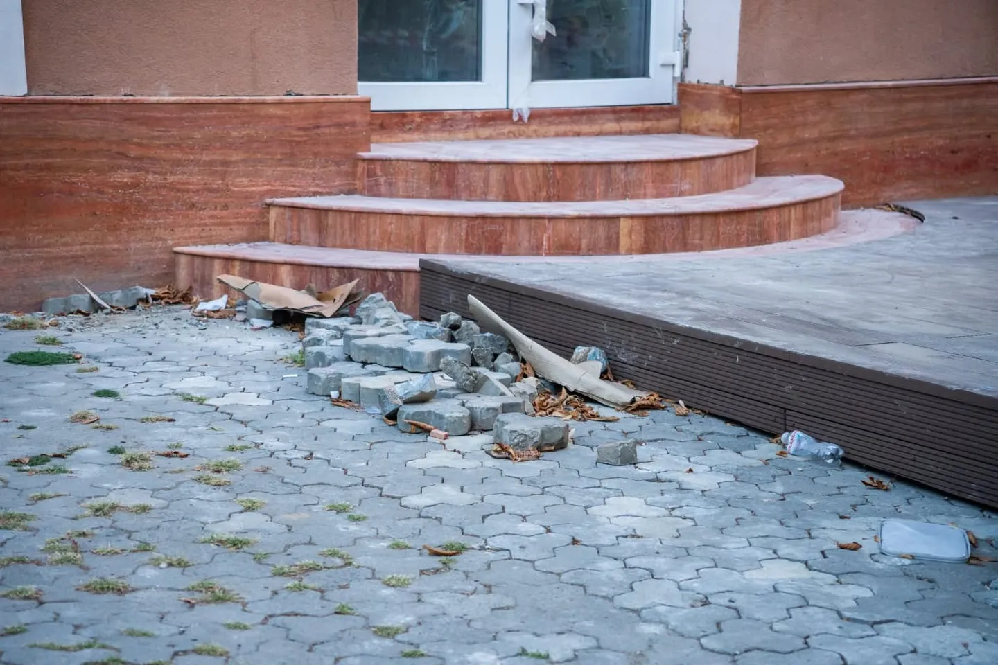 Скандальна тераса на площі Театральній в Ужгороді: самовільне захоплення пішохідної зони, пошкодження бруківки та реакція міської ради
