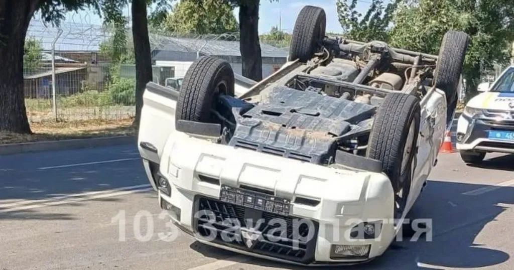 ДТП на вулиці Собранецькій: один з автомобілів перекинувся на дах