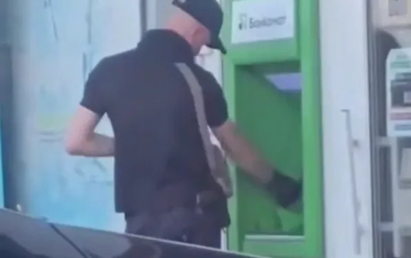 В Ужгороді помітили озброєного напідпитку військовослужбовця