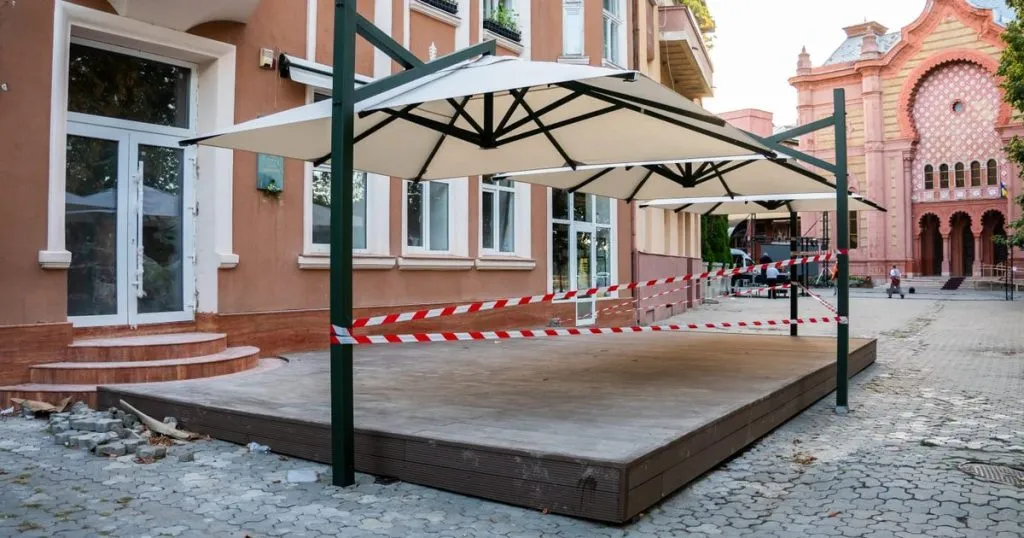 В Ужгороді готують до демонтажу незаконну терасу на площі Театральній