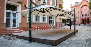 В Ужгороді готують до демонтажу незаконну терасу на площі Театральній