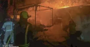 На Закарпатті пожежа знищила гараж та кілька автомобілів