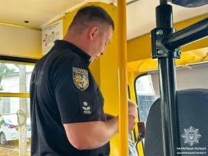 Поліція перевіряє готовність шкільних автобусів до нового навчального року