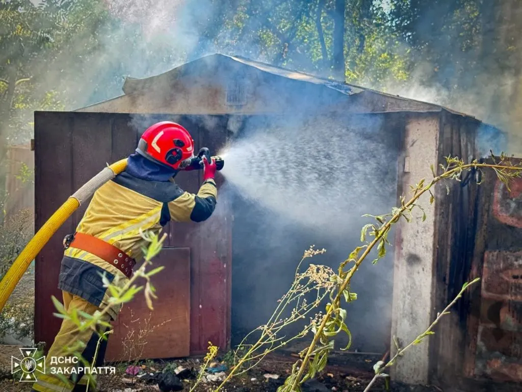 В Ужгороді рятувальники ліквідували пожежу в гаражному кооперативі