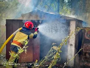 В Ужгороді рятувальники ліквідували пожежу в гаражному кооперативі
