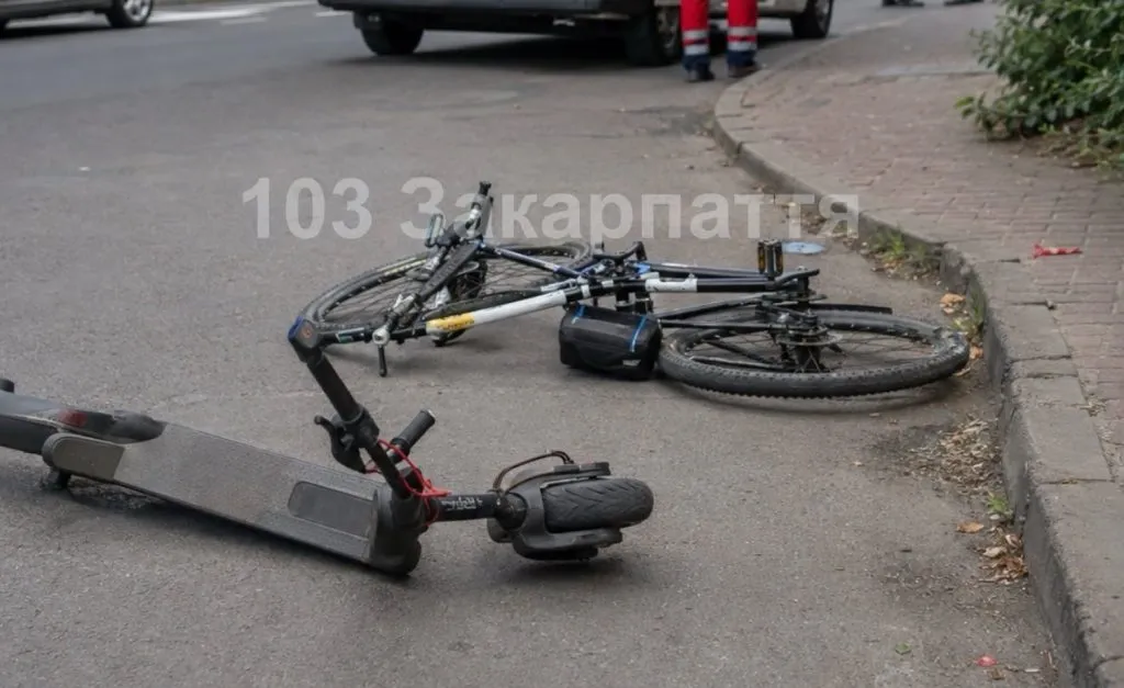 В Ужгороді зіткнулися самокатниця та велосипедист