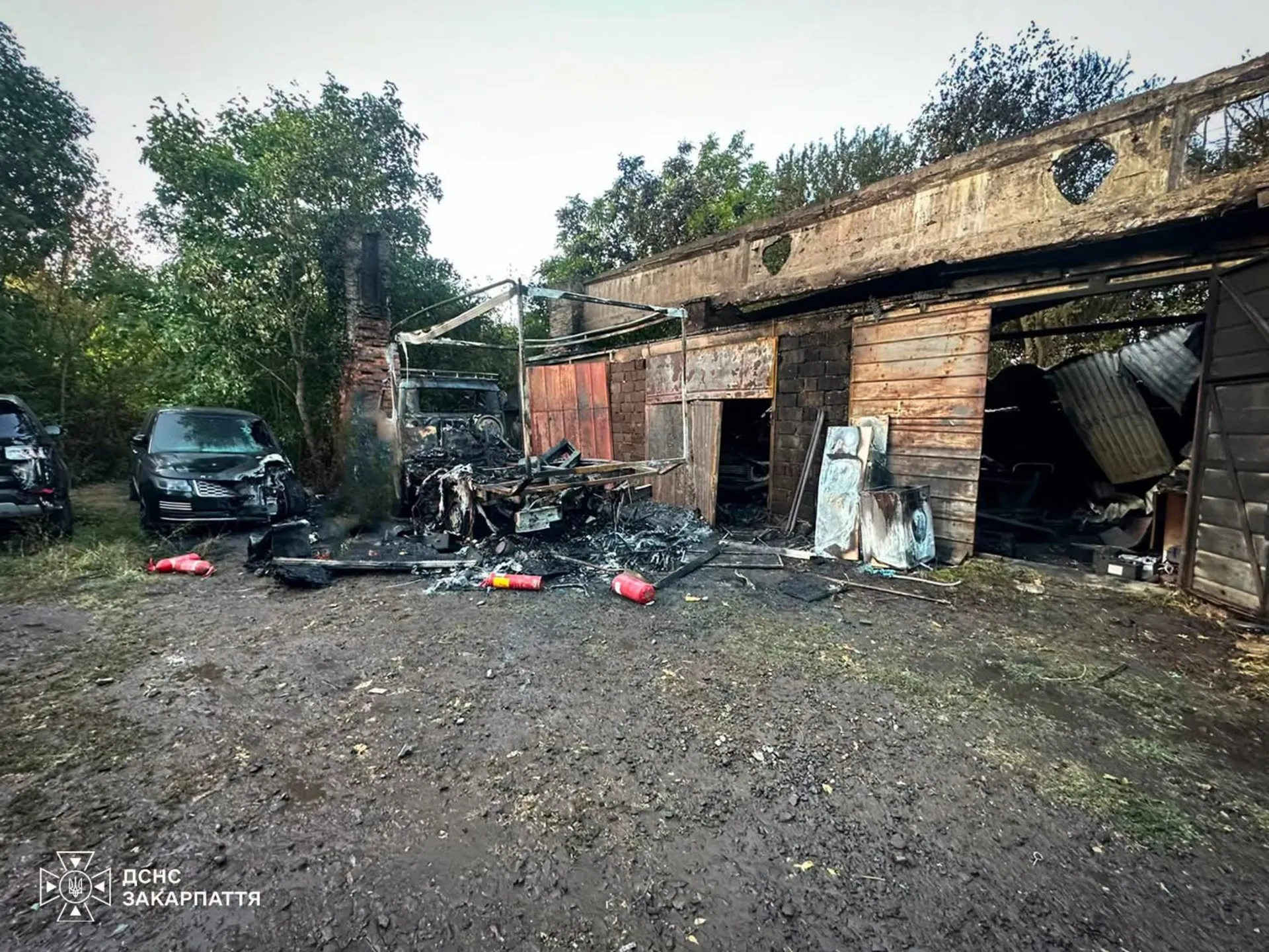 На Закарпатті пожежа знищила гараж та кілька автомобілів