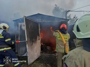 В Ужгороді згоріли два гаражі: рятувальники локалізували пожежу