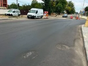 Дорожній курйоз в Ужгороді: люк «забетонували» під час ремонту