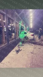 Нічна автопригода біля «Епіцентру»: легковик BMW врізався в скляне приміщення закладу харчування