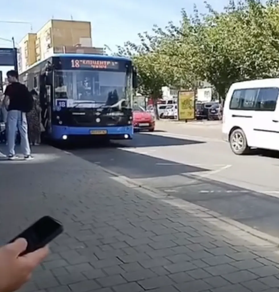 Транспортне свавілля в Ужгороді: чому водії міських автобусів ігнорують правила зупинки та зневажають пасажирів