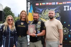 Двадцять шість державних стягів і величезний український прапор: в Ужгороді пройшов міжнародний мотофестиваль