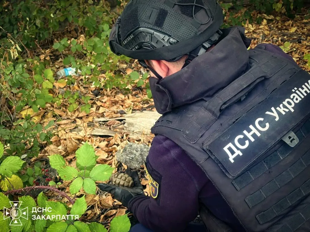 На Закарпатті піротехніки знешкодили гранату часів Другої світової війни