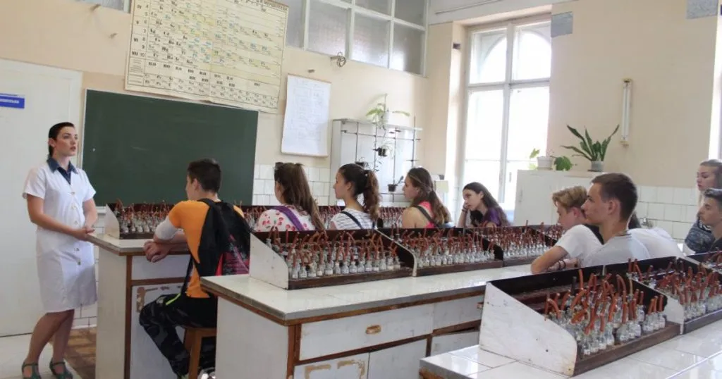 Криза педагогічної освіти: в Україні спостерігається гострий дефіцит майбутніх учителів хімії та фізики