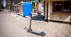 Ужгородці ініціюють заборону комерційного прокату електросамокатів: перевірка, що стоїть за петицією та які кроки може предпрняти міська рада