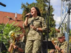 Музичне вітання до Дня міста: в Ужгороді виступив військовий оркестр