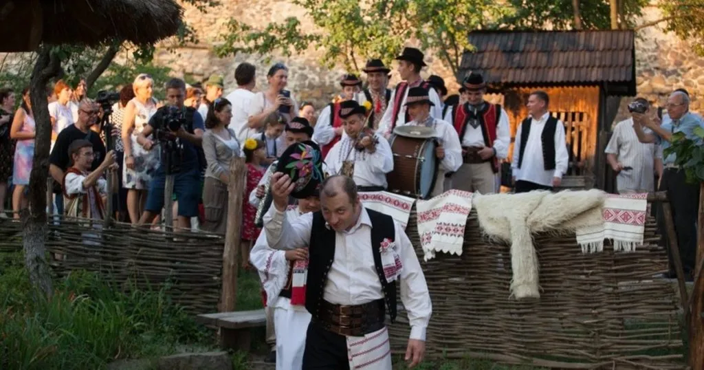 В Ужгороді відтворять традиційне закарпатське весілля