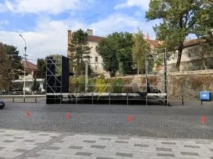 На Поштовій площі готують сцену до Дня міста