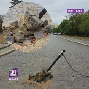 На набережній поблизу медфаку вирвали стовп
