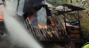 В Ужгороді рятувальники запобігли повному знищенню дачного будинку