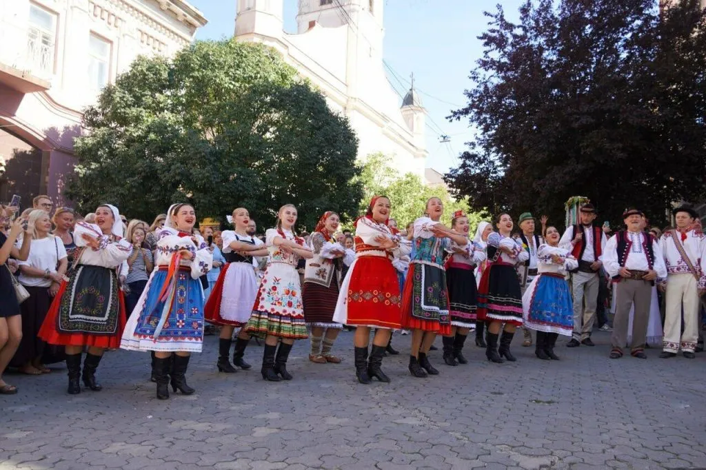 Ужгород відсвяткував День міста автентичною весільною реконструкцією