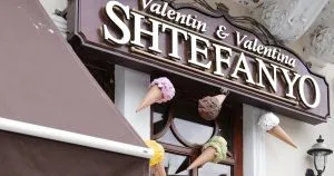 Суд заборонив демонтувати вивіску кондитерської Shtefanyo V&V в Ужгороді