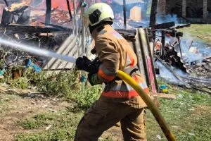 В Ужгороді рятувальники локалізували пожежу в дачному секторі