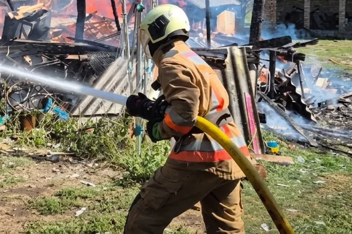 В Ужгороді рятувальники локалізували пожежу в дачному секторі
